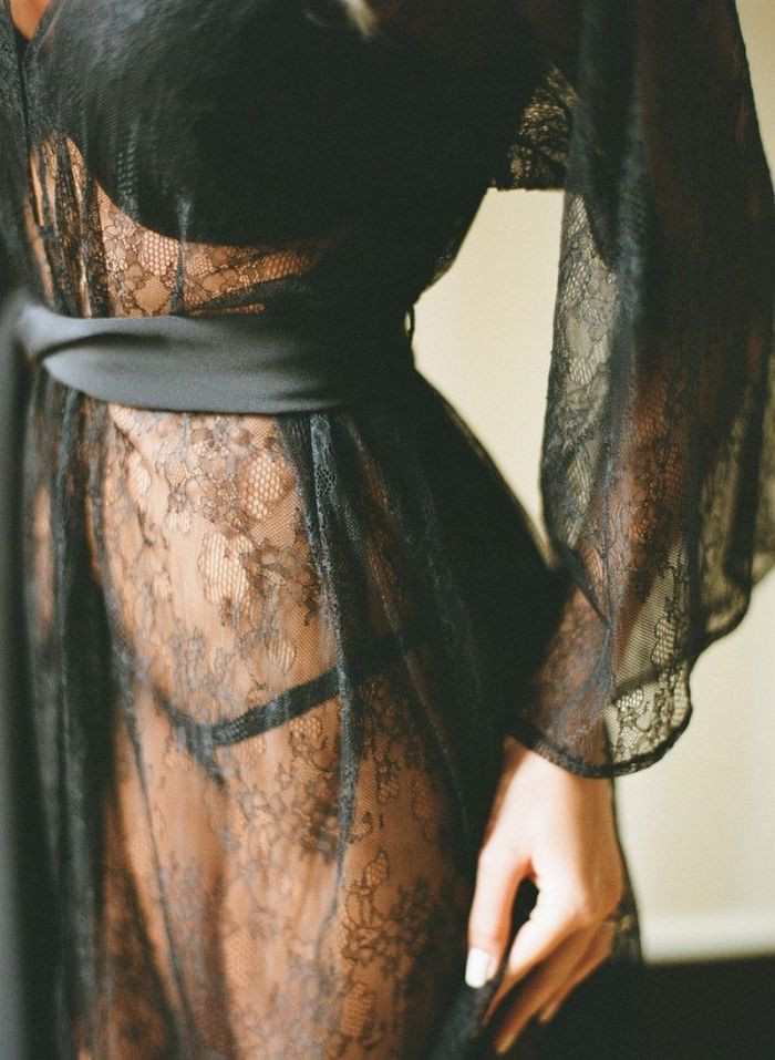 Красивая жопа девушки в черном прозрачном платье