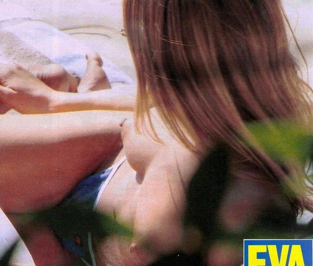 Это фотография Дженнифер Энистон в топлес с ее знаменитыми твердыми сосками...